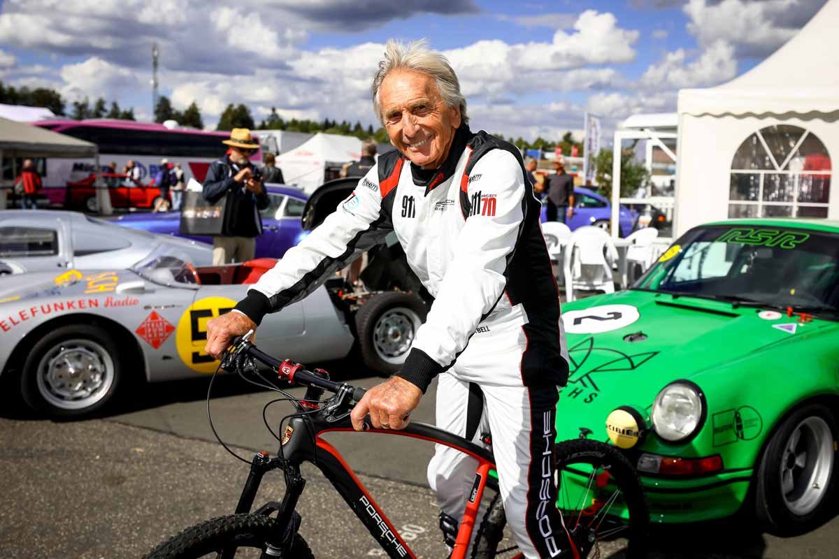 Der mehrfache Le-Mans-Sieger und zweifache Sportwagen-Weltmeister Derek Bell war bei Porsche zu Gast und fuhr im Rennen der Gentlemen Drivers auch selbst mit.
